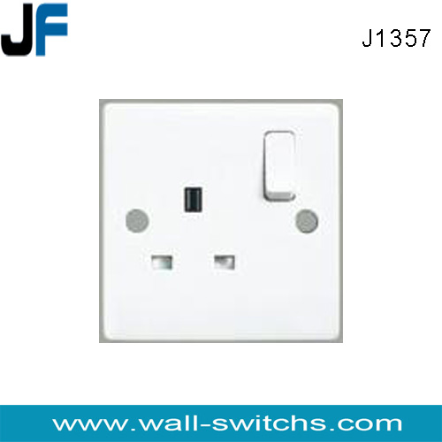 J1357 3pin switched socket white colour Qatar bakelite 13a switch socket outlet